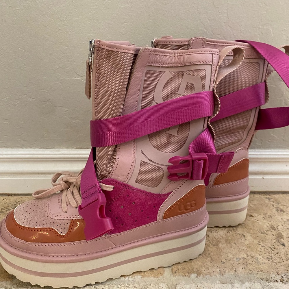 Beautiful UGG boots like new.